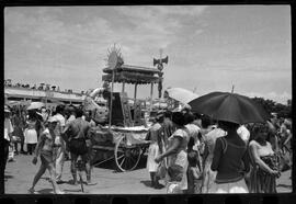 Fotografia "Banho a fantasia em Ramos e homenagem a Última Hora na Ilha do Governador" ([Local n/d] , [Data n/d]) [negativo]. / Fotógrafo(a): Rodo.  -- ITEM-0024.