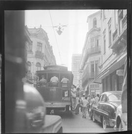 Fotografia "TRÂNSITO = BONDES = TRANSPORTES" ([Local n/d] , 1961) [negativo]. / Fotógrafo(a): Méra.  -- ITEM-0003.