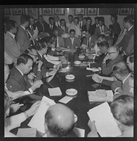 Fotografia "Presidente de clubes com diretores de TV; REUNIÃO DOS CLUBES DE FUTEBOL (DIRETORES) E DIRETORES DE TVS PARA RESOLVEREM O CASO DO CAMPEONATO DE FUTEBOL E TELEVISAMENTO_ HAVELANCE PRESIDIU" ([Local n/d] , 1961) [negativo]. / Fotógrafo(a): Demócrito.  -- ITEM-0012.