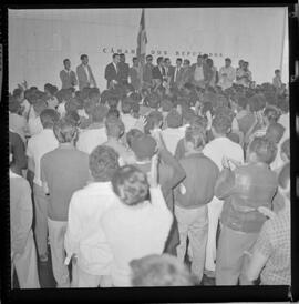 Fotografia "Brasília - Bizola [Brizola] na Assembléia e trabalhadores no Congresso; 'CÂMARA DOS DEPUTADOS' 'TRABALHADORES' Brasília - Brizola na Assemblea [Assembléia] e Trabalhadores no Congresso em Brasília" ([Local n/d] , 1963) [negativo]. / Fotógrafo(a): Nevile; Novelli.  -- ITEM-0006.