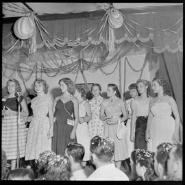 Fotografia "Concursos de beleza - R.J. ('Rainha do Verão, 1952'). Terezinha Del Panta, Reportagem Geral" ([Local n/d] , 1952) [negativo]. / Fotógrafo(a): Equipe.  -- ITEM-0010.