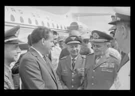 Fotografia "Jango em Recife; Jango Goulart em Recife. sendo recebido pelo Governador Miguel Arraes no Aeroporto do Estado.)" ([Local n/d] , 1963) [negativo]. / Fotógrafo(a): Sucursal.  -- ITEM-0006.