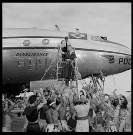 Fotografia "Concurso de beleza 'Miss Paris' em visita ao Rio de Janeiro, Reportagem Geral" ([Local n/d] , [Data n/d]) [negativo]. / Fotógrafo(a): Manzon.  -- ITEM-0028.