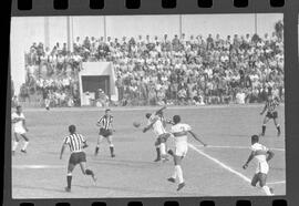 Fotografia "Campeonato Carioca de Profissionais de 63 (1° Turno) Esporte - jogo Fluminense (1 x 0) Bonsucesso" ([Local n/d] , 1963) [negativo]. / Fotógrafo(a): Democrito.  -- ITEM-0019.