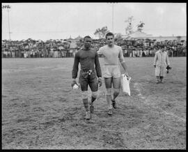 Fotografia "Esporte - Futebol, Jogos do dia 16 de dezembro de 1951" ([Local n/d] , 1951) [negativo]. / Fotógrafo(a): Equipe.  -- ITEM-0006.