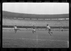 Fotografia "CAPEONATO [CAMPEONATO] CARIOCA DE 1963' (PROFISSIONAIS) (1º Turno) Jogo Famengo [Flamengo] x Campo Grande (5 x 0); Jogo Flamengo e Campo Grande, Reportagem de Esporte" ([Local n/d] , 1963) [negativo]. / Fotógrafo(a): Ribeiro; Demócrito.  -- ITEM-0035.