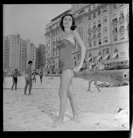 Fotografia "Concurso Rainha do Verão. Praia de Copacabana" ([Local n/d] , [Data n/d]) [negativo]. / Fotógrafo(a): Joel Maia.  -- ITEM-0014.