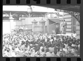 Fotografia "Sindicato dos Ferroviários' Leopoldina - Reunião no Sindicato dos Ferroviários - Volta ao trabalho" ([Local n/d] , 1963) [negativo]. / Fotógrafo(a): Ribeiro.  -- ITEM-0015.