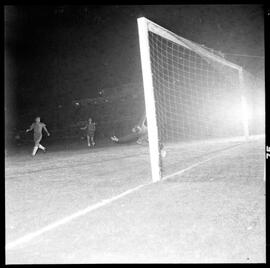 Fotografia "Futebol - Brasil x Paraguai" ([Local n/d] , [Data n/d]) [negativo]. / Fotógrafo(a): Equipe.  -- ITEM-0026.