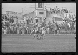 Fotografia "CAMPEONATO CARIOCA DE PROFISSIONAIS DE 1963' (1º TURNO) Jogo Botafogo x Campo Grande (2 x 0)" ([Local n/d] , 1963) [negativo]. / Fotógrafo(a): Demócrito; Ribeiro.  -- ITEM-0060.