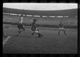 Fotografia "CAPEONATO [CAMPEONATO] CARIOCA DE 1963' (PROFISSIONAIS) (1º Turno) Jogo Famengo [Flamengo] x Campo Grande (5 x 0); Jogo Flamengo e Campo Grande, Reportagem de Esporte" ([Local n/d] , 1963) [negativo]. / Fotógrafo(a): Ribeiro; Demócrito.  -- ITEM-0007.