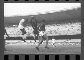 Fotografia "FLUMINENSE X BONSUCESSO; 'CAPEONATO [CAMPEONATO] CARIOCA DE FUTEBOL PROFISSIONAIS' Jogo no Maracanã - Fluminense x Bonsucesso (3x0), sendo que este jogo foi anulado devido a irregularidade havida), Reportagem de Esporte" ([Local n/d] , 1963) [negativo]. / Fotógrafo(a): Demócrito; Ribeiro.  -- ITEM-0074.