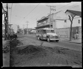 Fotografia "Reportagem de tráfego (Lotações que não param e mau estacionamento)" ([Local n/d] , [Data n/d]) [negativo]. / Fotógrafo(a): Cognac.  -- ITEM-0002.