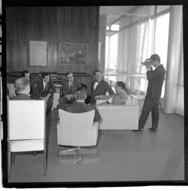 Fotografia "BSB; Brasília - Assembléia - Jango c/ deputados do Psd - Comissão de Inquérito - IBAD Leonel Brizola" ([Local n/d] , 1963) [negativo]. / Fotógrafo(a): Neville.  -- ITEM-0006.