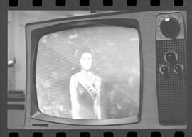 Fotografia "MISS UNIVERSO DE 1963' Miss Brasil na T.V. nos EE.UU. (Reportagem com desfilie [desfile] do Concurso de 'Miss' Universo 1963, com eleição da Brasileira Srta. Iêda Maria Vargas) (Reportagem pela televisão)" ([Local n/d] , 1963) [negativo]. / Fotógrafo(a): Veneziano.  -- ITEM-0009.