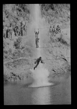 Fotografia "Manobras em Ribeirão das Lages (Paraquedistas: Sobrevivência na Selva operação); 'PARAQUEDISTAS' PARAQUEDISTAS em manobra em Ribeirão das Lages" ([Local n/d] , 1963) [negativo]. / Fotógrafo(a): Méra; Caban.  -- ITEM-0008.