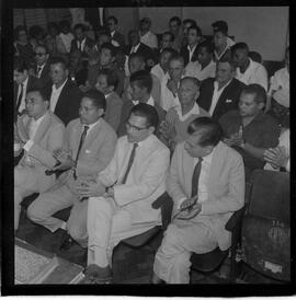 Fotografia "Homenagem ao João Pinheiro Neto, na Vila Portuária, Reportagem de [sem repórter]" ([Local n/d] , 1963) [negativo]. / Fotógrafo(a): Ribeiro.  -- ITEM-0007.