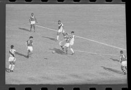 Fotografia "Jogos Campeonato Carioca; 'CAMPEONATO CARIOCA DE 1963' de PROFISSIONAIS (1º Turno) Jogos Vasco x Fluminense (3 x 1) Botafogo x Canto do Rio (3 x 0) America x Madureira (5 x 2) e Olaria x Portuguesa, Reportagem de Esporte" ([Local n/d] , 1963) [negativo]. / Fotógrafo(a): Equipe.  -- ITEM-0275.