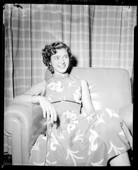 Fotografia "Concurso de beleza (Rainha do Verão 1952), Repórter : Equipe, Reportagem Geral" ([Local n/d] , 1952) [negativo]. / Fotógrafo(a): Adir.  -- ITEM-0023.