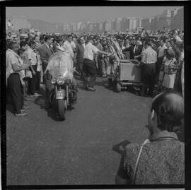 Fotografia "HOMEM VOADOR DOS ESTADOS UNIDOS' Homen [Homem] que Voa Exposição Americana Robert F. Courter, em apresentação no aterro da Glória), Reportagem de Holando [Holanda]" ([Local n/d] , 1963) [negativo]. / Fotógrafo(a): Ribeiro.  -- ITEM-0004.