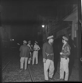 Fotografia "Conflito entre assaltantes e soldados do exército; 'CONFLITO ENTRE SOLDADOS DO EXÉRCITO CONTRA PROPIETARIO [PROPRIETÁRIO] E EMPREGADOS DO HOTEL PONTE NOVA' Conflito entre propietário [proprietário] e empregados do hoetl [hotel] Ponte Nova perdendo a vida o Saldados [Soldado] do Exército Valter Antonio da Rocha" ([Local n/d] , 1963) [negativo]. / Fotógrafo(a): Paulo André.  -- ITEM-0011.