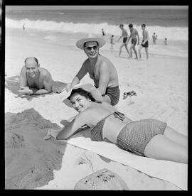 Fotografia "Praia de Copacabana, Reportagem Geral" ([Local n/d] , [Data n/d]) [negativo]. / Fotógrafo(a): Equipe.  -- ITEM-0011.