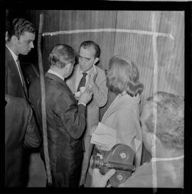 Fotografia "Brasília - Caso Hélio Fernandes, julgamento pró habe corpus [habeas corpus] em Brasília e encontro com sua esposa Sra. Rosinha Fernandes)" ([Local n/d] , 1963) [negativo]. / Fotógrafo(a): Nevilles.  -- ITEM-0005.