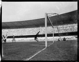 Fotografia "Futebol - jogo Vasco x Santos" ([Local n/d] , [Data n/d]) [negativo]. / Fotógrafo(a): [Autoria n/d].  -- ITEM-0011.