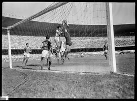 Fotografia "Esporte - futebol - Vasco x Palmeiras" ([Local n/d] , [Data n/d]) [negativo]. / Fotógrafo(a): Ângelo.  -- ITEM-0005.