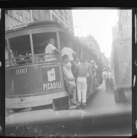 Fotografia "TRÂNSITO = BONDES = TRANSPORTES" ([Local n/d] , 1961) [negativo]. / Fotógrafo(a): Méra.  -- ITEM-0001.
