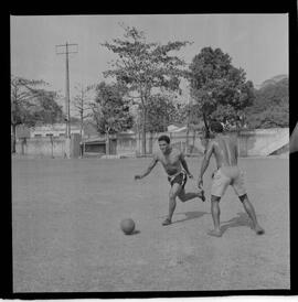 Fotografia "Botafogo F. R.' Garrincha e Quarentinha em treino especial com o preparador físico Adalberto" ([Local n/d] , 1963) [negativo]. / Fotógrafo(a): Democrito.  -- ITEM-0016.