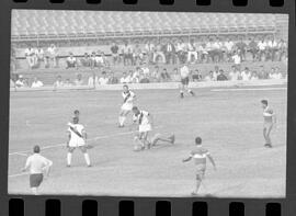 Fotografia "CAMPEONATO CARIOCA DE PROFISSIONAIS DE 1963' (1º Turno) Jogo Vasco da Gama x Olaria (1 x 0) no Maracanã" ([Local n/d] , 1963) [negativo]. / Fotógrafo(a): Demócrito; Ribeiro.  -- ITEM-0030.