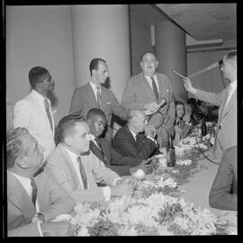 Fotografia "Banquete de 'Última Hora' em homenagem ao Vasco da Gama e Ademar Ferreira da Silva" ([Local n/d] , [Data n/d]) [negativo]. / Fotógrafo(a): Demócrito e Estrela.  -- ITEM-0059.