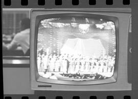 Fotografia "MISS UNIVERSO DE 1963' Miss Brasil na T.V. nos EE.UU. (Reportagem com desfilie [desfile] do Concurso de 'Miss' Universo 1963, com eleição da Brasileira Srta. Iêda Maria Vargas) (Reportagem pela televisão)" ([Local n/d] , 1963) [negativo]. / Fotógrafo(a): Veneziano.  -- ITEM-0010.