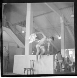 Fotografia "AMERICA F.C.' Rep. c/ Treino do America e reportagem com o goleiro Pompeia em companhia do técnico Daniel Pinto), Reportagem de Esporte" ([Local n/d] , 1963) [negativo]. / Fotógrafo(a): Democrito.  -- ITEM-0002.