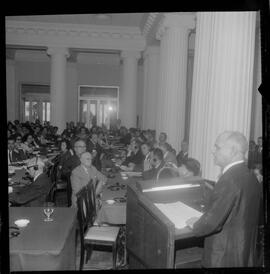 Fotografia "Reunião internacional da Família encerramento; 'CONFERÊNCIA INTERNACIONAL DE FAMÍLIAS' Encerramento da Reunião da Família internacional que contou com a palavra do secretário do Congresso ao Dep. Gama Lima" ([Local n/d] , 1963) [negativo]. / Fotógrafo(a): Alvaro.  -- ITEM-0005.