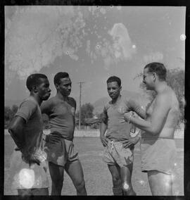 Fotografia "Esporte - Treino do América" ([Local n/d] , [Data n/d]) [negativo]. / Fotógrafo(a): Ângelo.  -- ITEM-0012.