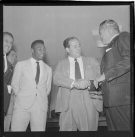 Fotografia "Jango com Pelé no Planalto e líderes do Senado" ([Local n/d] , 1963) [negativo]. / Fotógrafo(a): Nevile.  -- ITEM-0004.