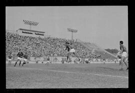 Fotografia "Campeonato Carioca de Profissionais de 63 (1° Turno) Esporte - jogo Fluminense (1 x 0) Bonsucesso" ([Local n/d] , 1963) [negativo]. / Fotógrafo(a): Democrito.  -- ITEM-0032.