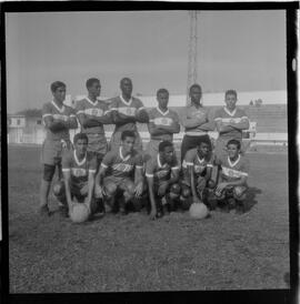 Fotografia "FUTEBOL = 'CAMPEONATO CARIOCA DE PROFISSIONAIS' Jogo Flamengo x Botafogo (3 x 1), America x Portuguesa (2 x 1), Madureira x Bangu (1 x 2), C. Grande x S. Cristovão (1 x 0) e C. Rio x Olaria (1 x 7), Reportagem de Esporte" ([Local n/d] , 1963) [negativo]. / Fotógrafo(a): Equipe.  -- ITEM-0302.