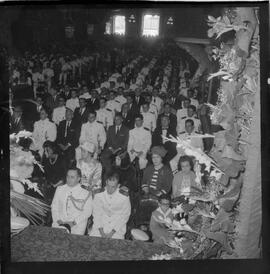 Fotografia "Benção de espadins na Candelária; 'ESCOLA NAVAL' 'CADETES' Benção de Espadins na Igreja da Candelária, entrega de espadim aos novos oficiais da Marinha, servindo de paraninfo do cadete, Mario Ubirajara Hoeke, o Sr. João Etcheverry)" ([Local n/d] , 1963) [negativo]. / Fotógrafo(a): Ferreira.  -- ITEM-0005.