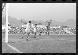 Fotografia "CAMPEONATO CARIOCA DE PROFISSIONAIS DE 1963' (1º TURNO) Jogo Botafogo x Campo Grande (2 x 0)" ([Local n/d] , 1963) [negativo]. / Fotógrafo(a): Demócrito; Ribeiro.  -- ITEM-0038.