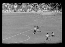 Fotografia "CAPEONATO [CAMPEONATO] CARIOCA DE 1963' (PROFISSIONAIS) (1º Turno) Jogo Famengo [Flamengo] x Campo Grande (5 x 0); Jogo Flamengo e Campo Grande, Reportagem de Esporte" ([Local n/d] , 1963) [negativo]. / Fotógrafo(a): Ribeiro; Demócrito.  -- ITEM-0050.