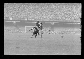 Fotografia "FUTEBOL = 'CAMPEONATO CARIOCA DE PROFISSIONAIS' Jogo Flamengo x Botafogo (3 x 1), America x Portuguesa (2 x 1), Madureira x Bangu (1 x 2), C. Grande x S. Cristovão (1 x 0) e C. Rio x Olaria (1 x 7), Reportagem de Esporte" ([Local n/d] , 1963) [negativo]. / Fotógrafo(a): Equipe.  -- ITEM-0140.