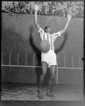 Fotografia "Futebol - R.J. (equipe do Bangú - 1952), Esportes" ([Local n/d] , 1952) [negativo]. / Fotógrafo(a): Equipe.  -- ITEM-0008.