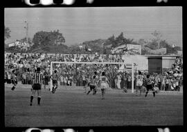 Fotografia "CAMPEONATO CARIOCA DE PROFISSIONAIS DE 1963' (1º TURNO) Jogo Botafogo x Campo Grande (2 x 0)" ([Local n/d] , 1963) [negativo]. / Fotógrafo(a): Demócrito; Ribeiro.  -- ITEM-0005.