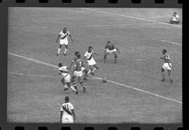 Fotografia "Jogos Campeonato Carioca; 'CAMPEONATO CARIOCA DE 1963' de PROFISSIONAIS (1º Turno) Jogos Vasco x Fluminense (3 x 1) Botafogo x Canto do Rio (3 x 0) America x Madureira (5 x 2) e Olaria x Portuguesa, Reportagem de Esporte" ([Local n/d] , 1963) [negativo]. / Fotógrafo(a): Equipe.  -- ITEM-0239.