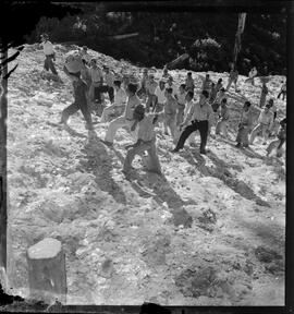 Fotografia "Mineiros - Brasil (mica) - Reportagem numa mina de mica, Reportagem Geral" ([Local n/d] , [Data n/d]) [negativo]. / Fotógrafo(a): Jean Manzon.  -- ITEM-0071.