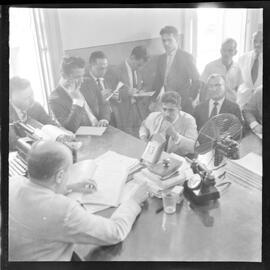Fotografia "10º Vara Criminal; Justiça 10º Vara Criminal - caso do Feijão americano' Juiz Rodrigues Pires - compareceram Renato Lamhaier - Jose Joaquim de Oliveira e Danilo Edson Duarte - não compareceu Mindelo" ([Local n/d] , 1961) [negativo]. / Fotógrafo(a): Paulo André.  -- ITEM-0006.