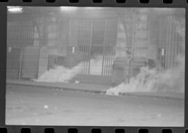 Fotografia "Conflitos' Conflitos - Passeatas - Polícia militar agride povo na Leopoldina - á favor das reformas de bases" ([Local n/d] , 1963) [negativo]. / Fotógrafo(a): Paulo; Venê; André; Alvaro; Pinto.  -- ITEM-0094.